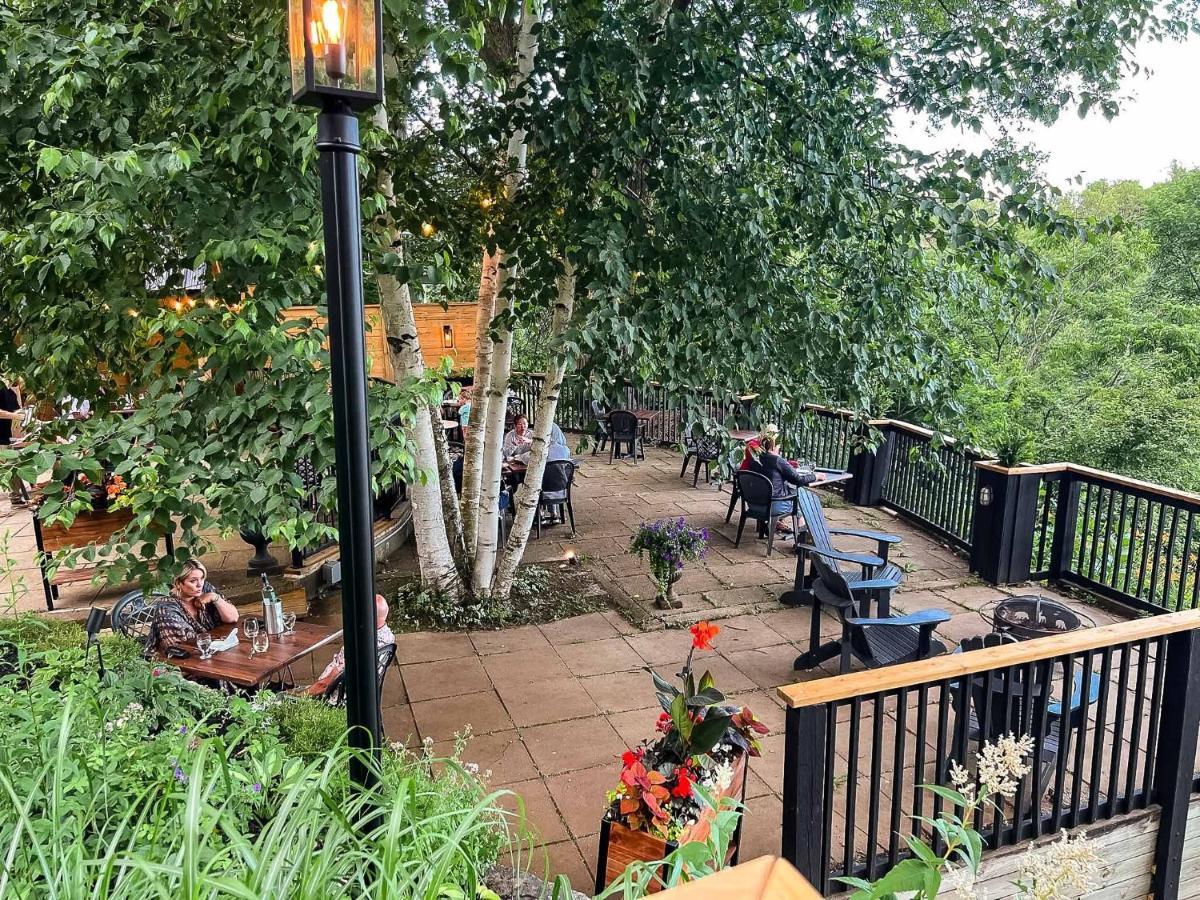 Inn At The Falls Брейсбридж Екстериор снимка